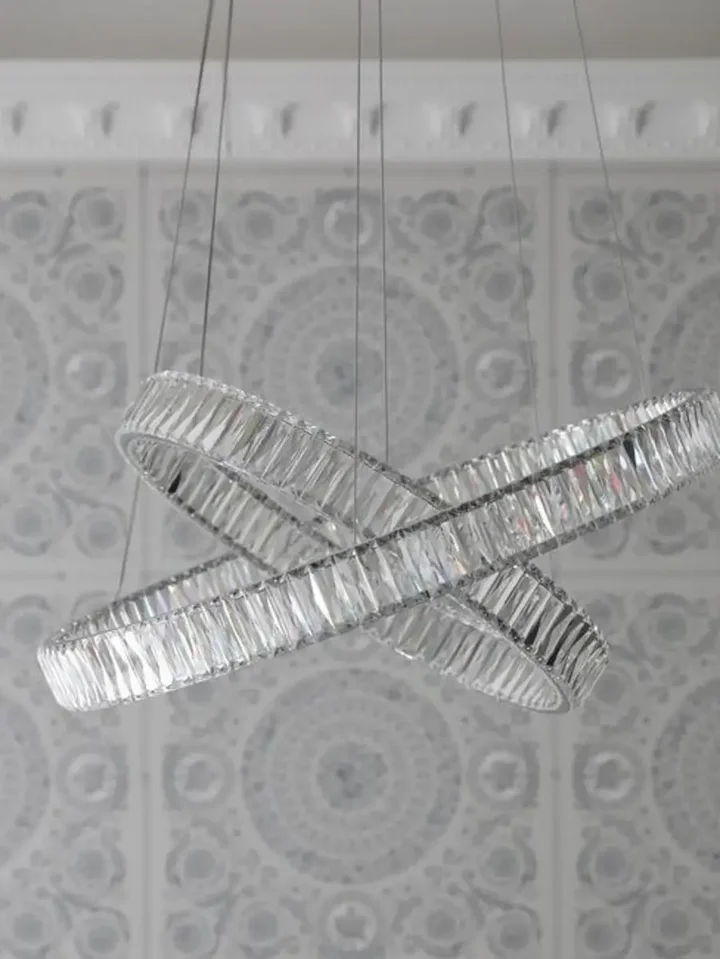 Ujęcie z bliska Żyrandola Kryształowego Srebrnego Dwupoziomowego Crystal L. Aranżacja nowoczesnego wnętrza od Primavera Home.