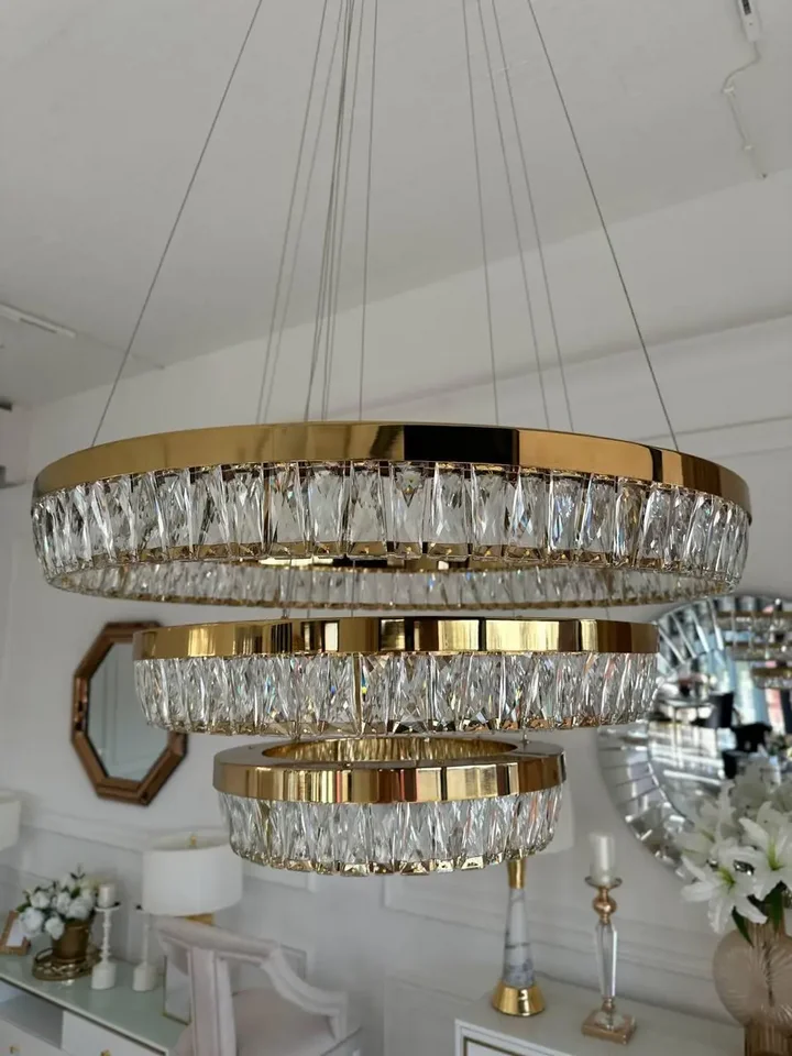 Detal wykończenia żyrandola kryształowego złotego BELLINI XL. Doskonałe oświetlenie od Primavera Home.