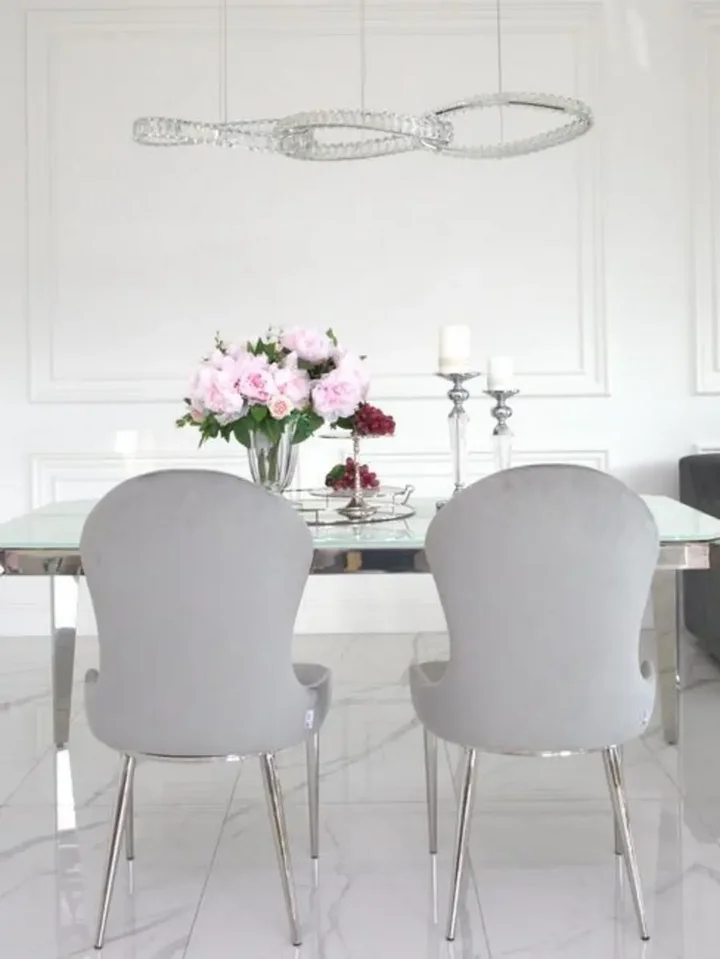 Ekskluzywne krzesło do jadalni glamour w ekspozycji nowoczesnego biura. Aranżacja nowoczesnego wnętrza od Primavera Home.