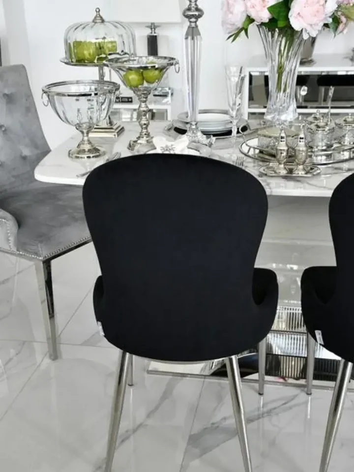 Ekskluzywne krzesło do jadalni glamour w ciemnym wnętrzu, podkreślające jego elegancję i styl od Primavera Home.