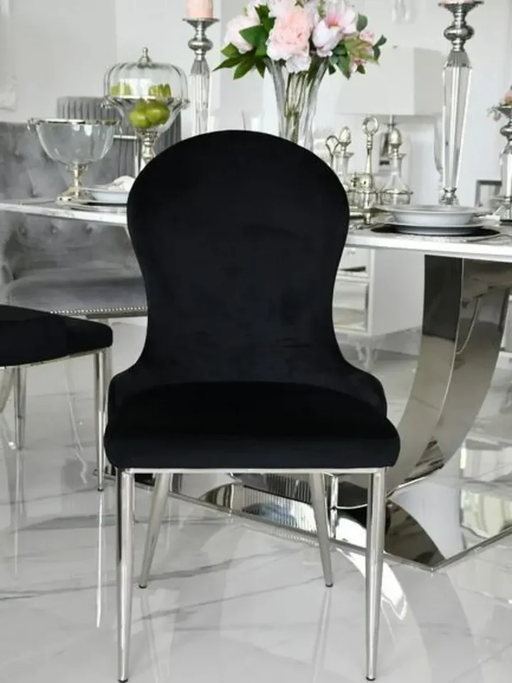 Widok ekskluzywnego krzesła do jadalni glamour w świetle naturalnym, eksponującego jego walory od Primavera Home.