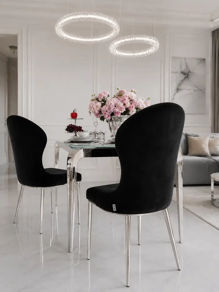 Ekspozycja w salonie z ekskluzywnym krzesłem do jadalni glamour, w stylu nowoczesnym od Primavera Home.