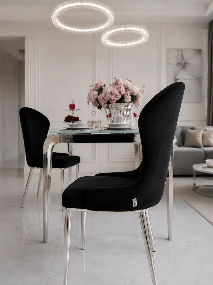 Ekskluzywne krzesło do jadalni glamour w jasnym wnętrzu, podkreślające detal wykończenia od Primavera Home.