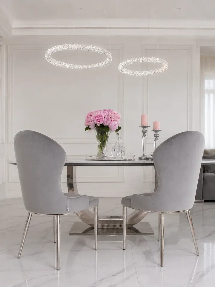 Ekskluzywne krzesło do jadalni glamour ukazane z boku. Detal wykończenia od Primavera Home.