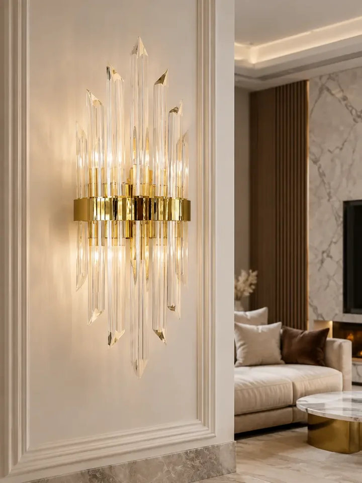 Kinkiet kryształowy, złoty, glamour, designerska lampa ścienna LUCY przedstawiony z boku. Eksponowane detale wykończenia od Primavera Home.