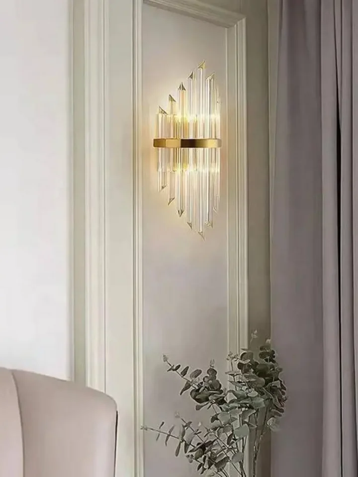 Kinkiet LUCY w jasnym wnętrzu, tworzący przyjemną atmosferę. Wyjątkowe oświetlenie od Primavera Home.