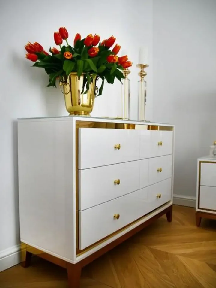 Cały zestaw prezentujący komodę glamour LORENZO M na stalowych nogach złota biała w aranżacji od Primavera Home.