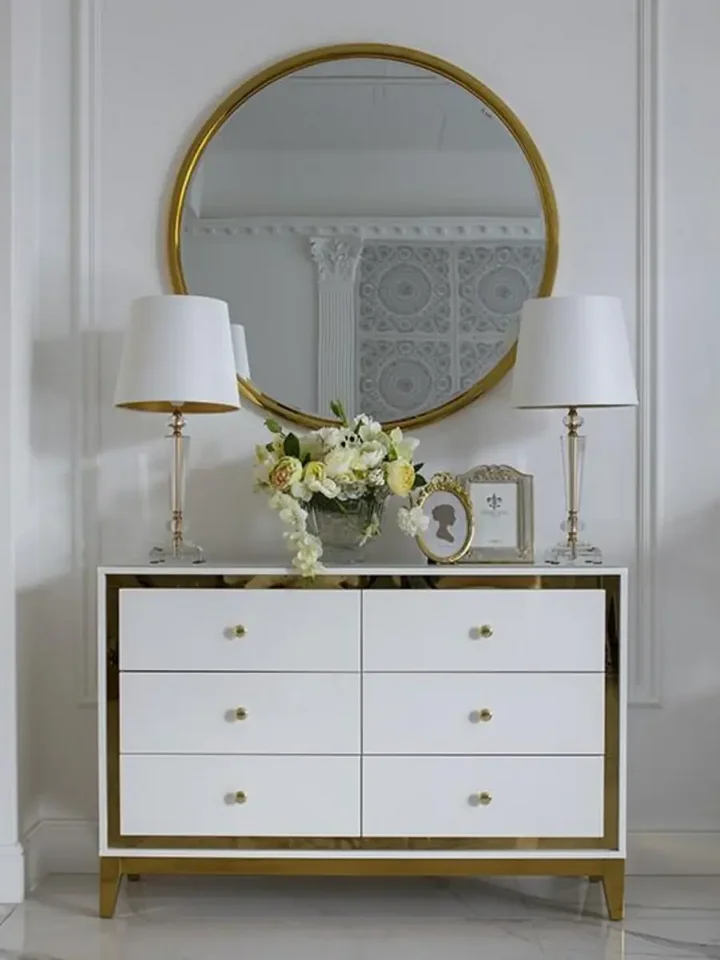Detal szklanego blatu komody glamour LORENZO M na stalowych nogach złota biała od Primavera Home.