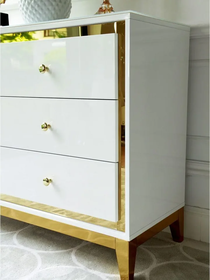 Komoda glamour LORENZO M na stalowych nogach złota biała w aranżacji nawiązującej do męskiego stylu, od Primavera Home.