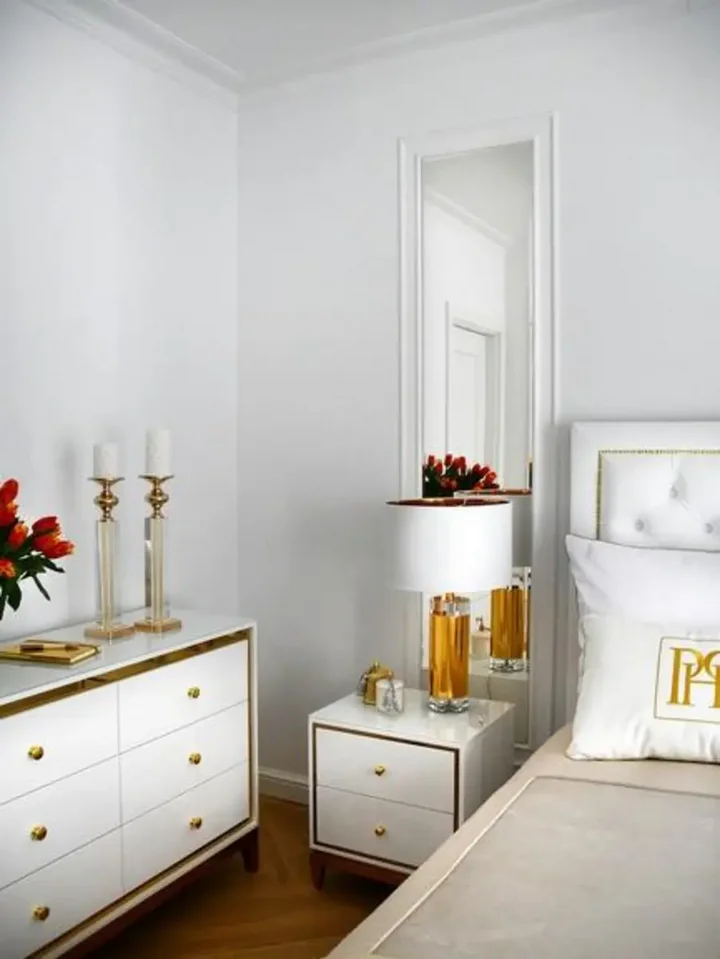 Komoda glamour LORENZO M na stalowych nogach złota biała na środku pokoju, nowoczesny design od Primavera Home.