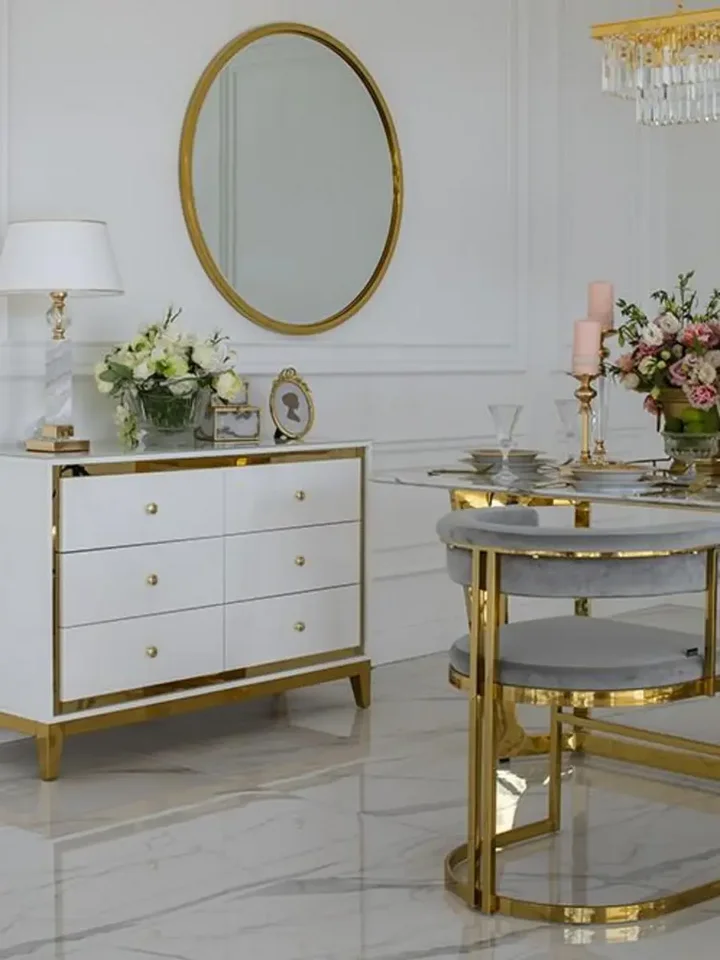 Widok komody glamour LORENZO M na stalowych nogach złota biała w perspektywie, od Primavera Home.