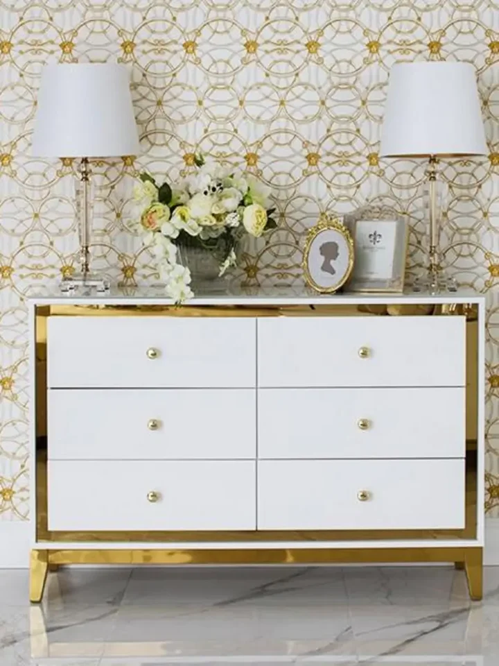 Widok komody glamour LORENZO M na stalowych nogach złota biała z perspektywy dolnej, realizacja od Primavera Home.