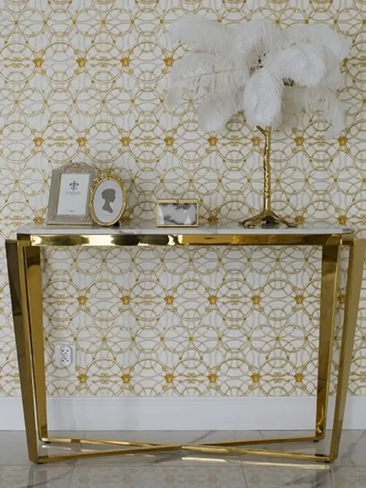 Konsola glamour RALPH z białym konglomeratem złota w zestawie z innymi meblami. Meble na zamówienie od Primavera Home.