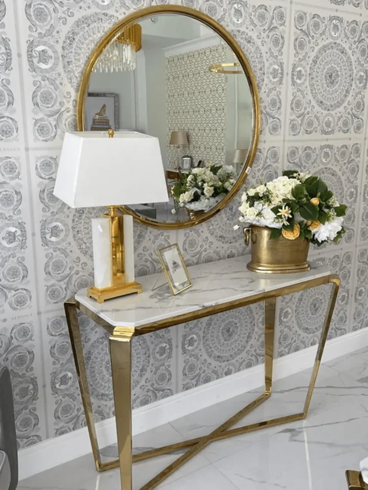 Konsola glamour RALPH z białym konglomeratem złota w showroomie. Ekspozycja w salonie od Primavera Home.