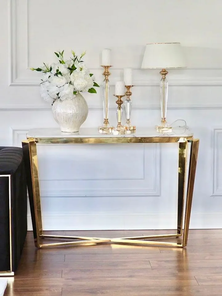Konsola glamour RALPH z białym konglomeratem złota w otoczeniu innych mebli. Ekspozycja w salonie od Primavera Home.