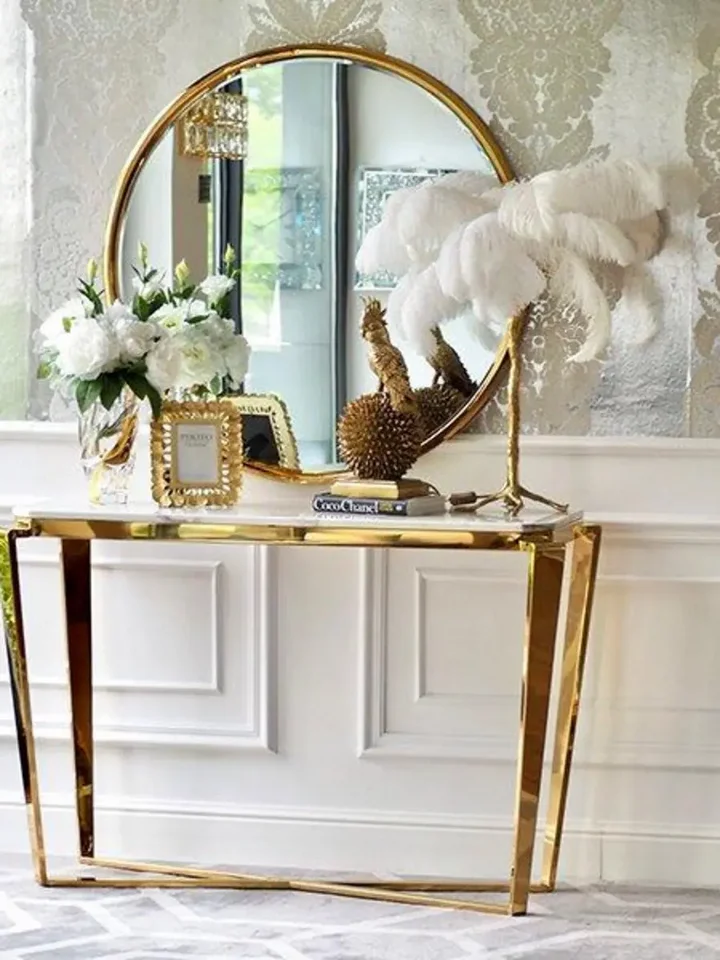 Konsola glamour RALPH z białym konglomeratem złota w ujęciu z przodu. Ekspozycja w salonie od Primavera Home.