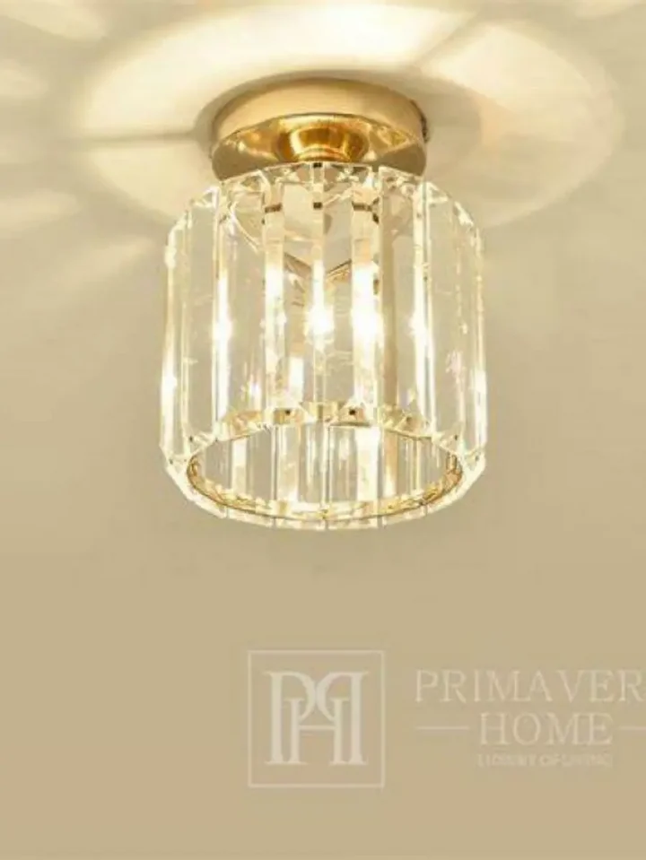 Lampę Sufitową Kryształową Stars S Złota prezentuje perspektywa, akcentując jej unikalny design. Wnętrze od Primavera Home.