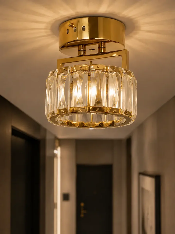 Lampa Sufitowa Kryształowa pojedynczy punkt świetlny DIAMOND XS , lampa glamour – Primavera Home w zbliżeniu, ukazująca szczegóły kryształowych elementów.