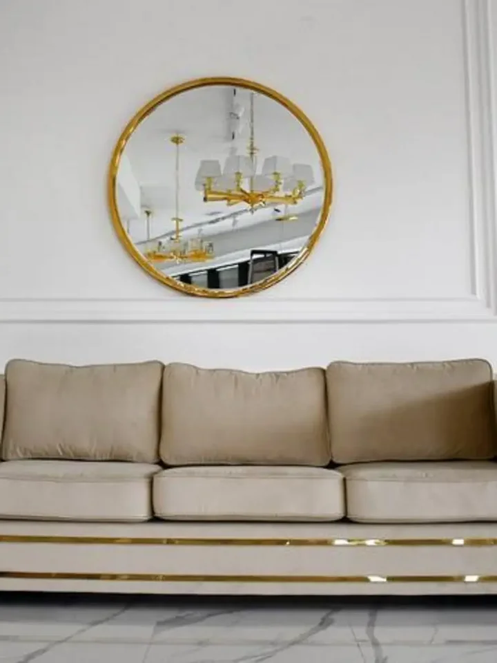 Sofa ustawiona w kącie pomieszczenia, idealnie wkomponowująca się w wystrój wnętrza. Aranżacja nowoczesnego wnętrza od Primavera Home.