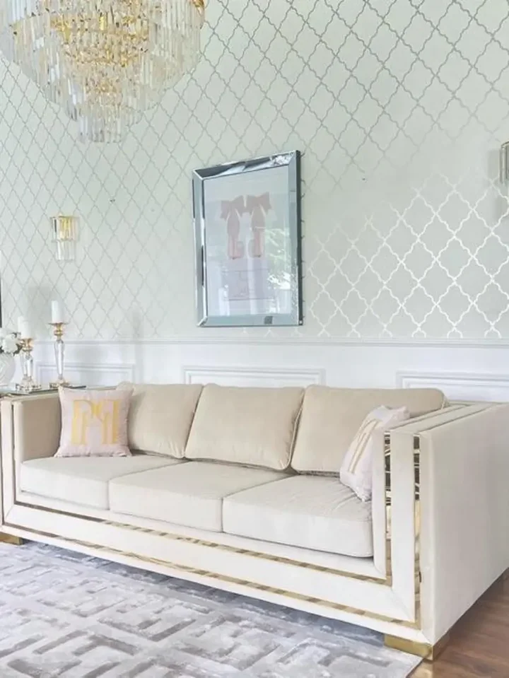 Widok na tkaninę sofy, ukazujący jej kolor i fakturę w eleganckim wnętrzu. Meble od Primavera Home.