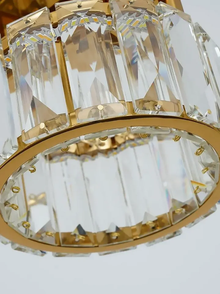 Lampa Sufitowa Kryształowa pojedynczy punkt świetlny DIAMOND XS , lampa glamour – Primavera Home uwieczniona w perspektywie, ukazująca jej elegancki kształt.
