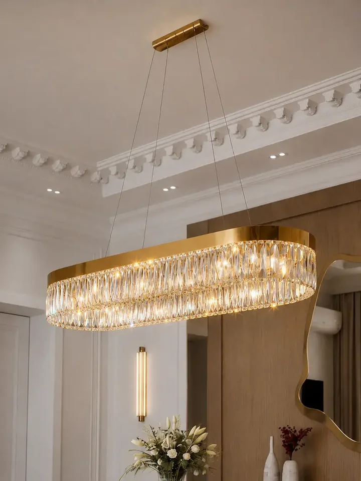 Detal wykończenia Żyrandola Diamond Złoty 100 cm – Owalna Lampa Kryształowa. Aranżacja nowoczesnego wnętrza od Primavera Home.