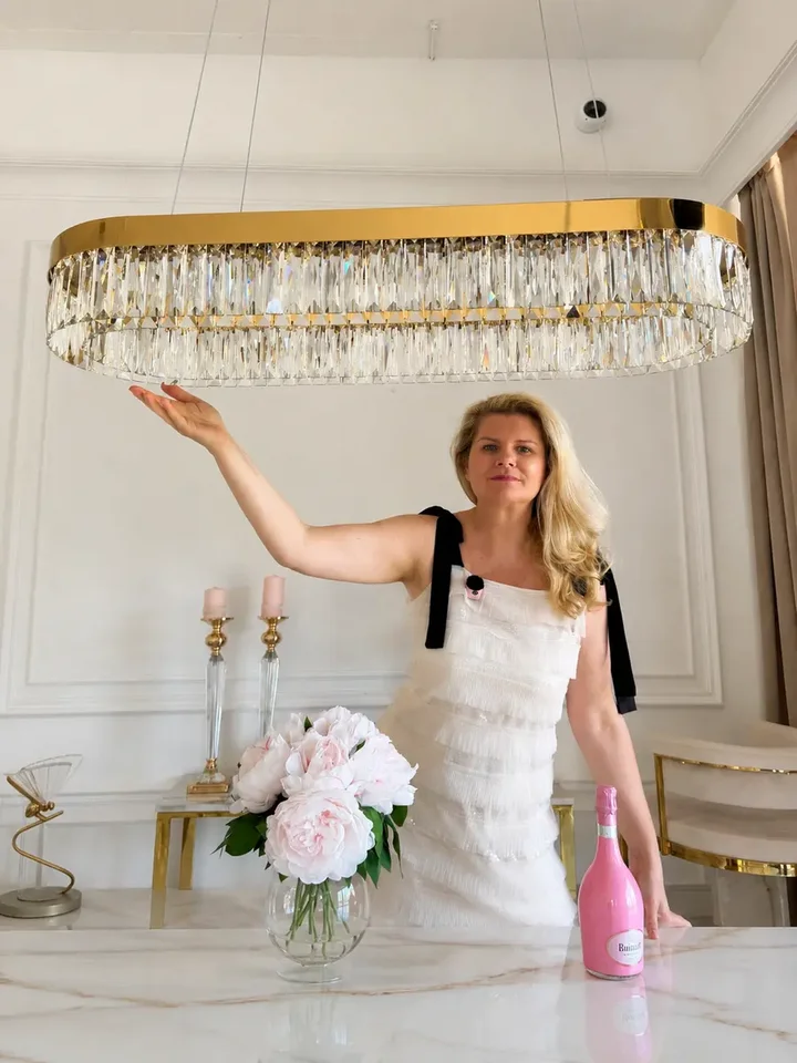 Ekspozycja w przestrzeni wnętrza Żyrandola Diamond Złoty 100 cm – Owalna Lampa Kryształowa. Ekspozycja w salonie od Primavera Home.