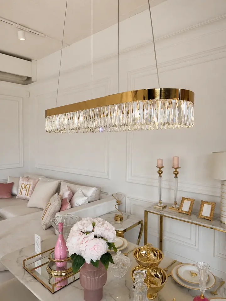 Aranżacja nowoczesnego wnętrza z Żyrandolem Diamond Złoty 100 cm – Owalna Lampa Kryształowa. Ekspozycja w salonie od Primavera Home.