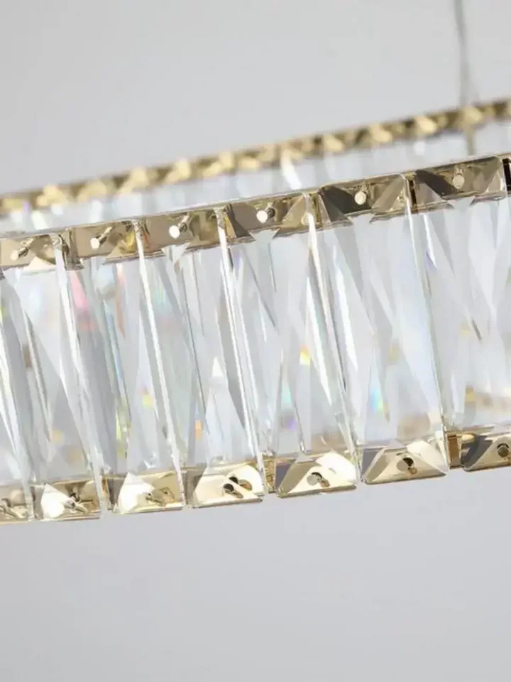 Wyróżniające się osiągnięcie Żyrandola Kryształowego Złotego Ringu Nowoczesnego CRYSTAL, perfekcja w oświetleniu. Ekspozycja w salonie od Primavera Home.