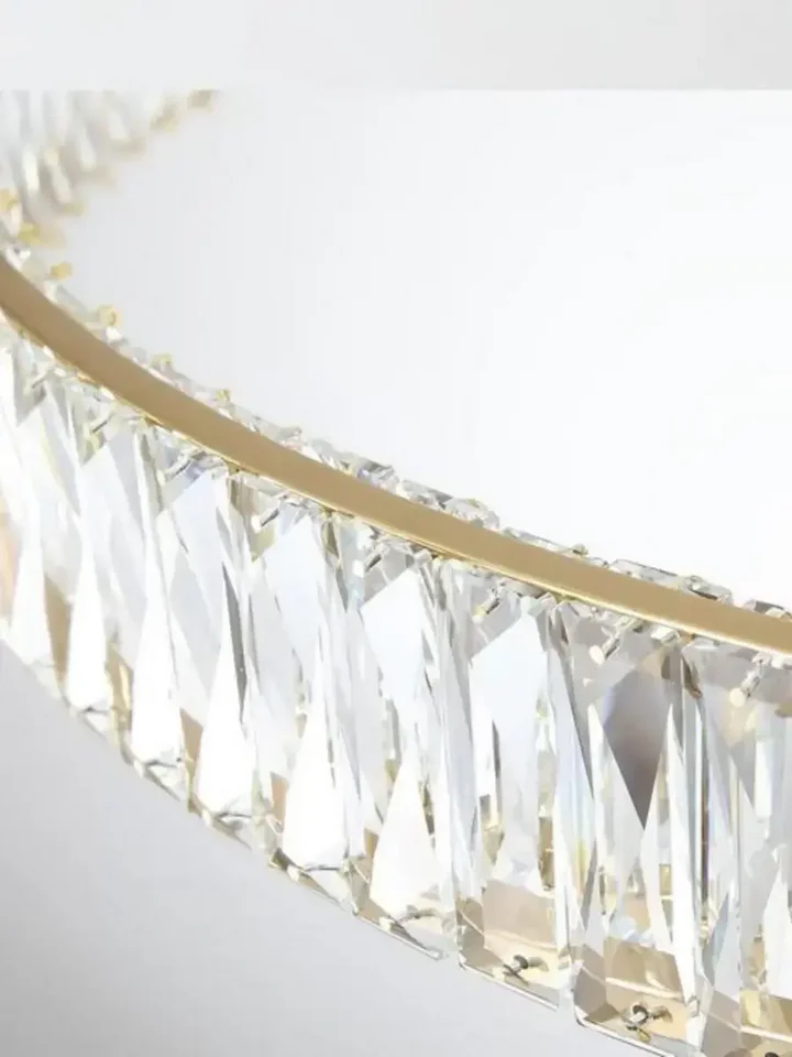 Kąt widzenia na Żyrandol Kryształowy Złoty Ring Nowoczesny CRYSTAL na suficie, tworzy niesamowitą atmosferę. Meble na zamówienie od Primavera Home.
