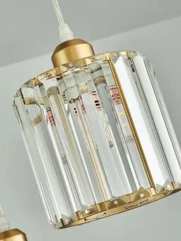Widok z dołu na żyrandol STARS M, podkreślający jego elegancję. Lampa od Primavera Home.