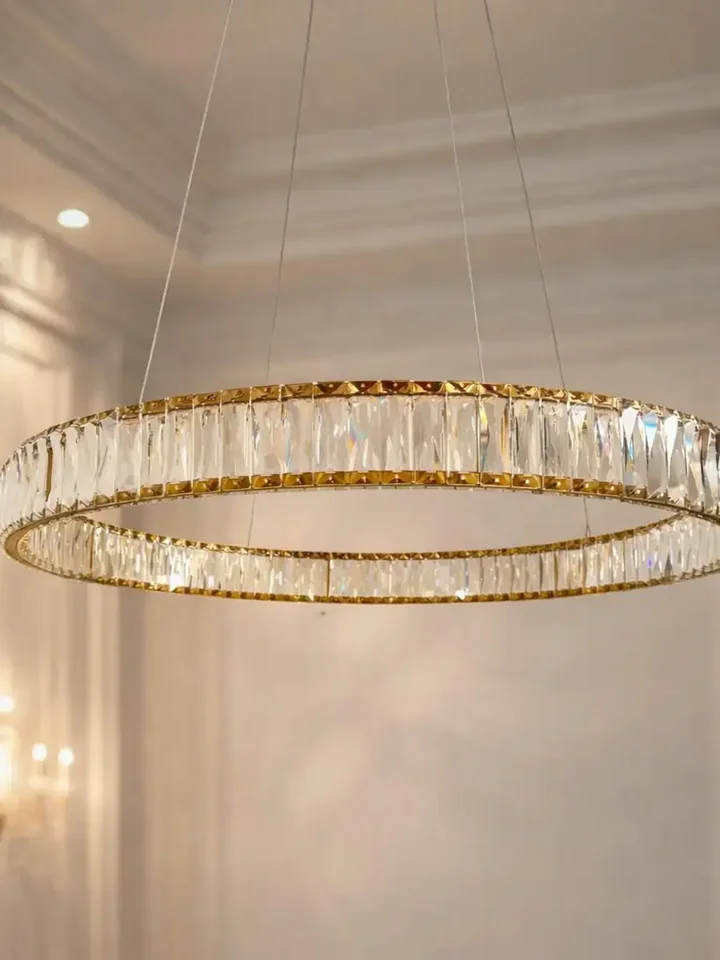 Zbliżenie na detal konstrukcji Żyrandola Kryształowego Złotego Ringu Nowoczesnego CRYSTAL, doskonałość w każdym szczególe. Ekspozycja w salonie od Primavera Home.