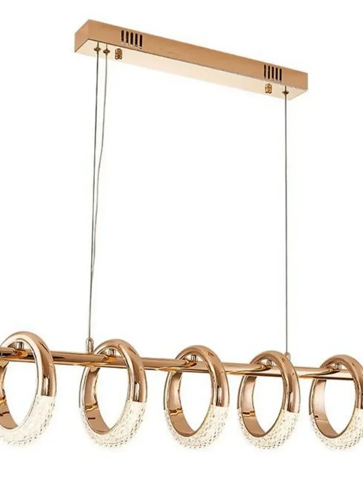 Lampa wisząca uchwycona z większej odległości, pokazująca jej rozmach. Aranżacja nowoczesnego wnętrza od Primavera Home.