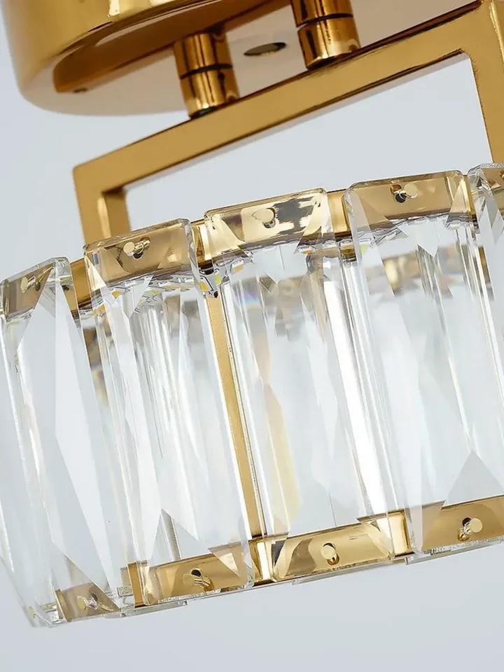 Lampa Sufitowa Kryształowa pojedynczy punkt świetlny DIAMOND XS , lampa glamour – Primavera Home z dalekiego planu, otoczona stylowymi meblami.