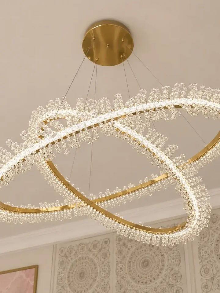 Żyrandol Kryształowy Brina XL Glamour Złoty – Luksusowa Lampa Wisząca dwupoziomowa w eleganckiej ramie. Aranżacja nowoczesnego wnętrza od Primavera Home.