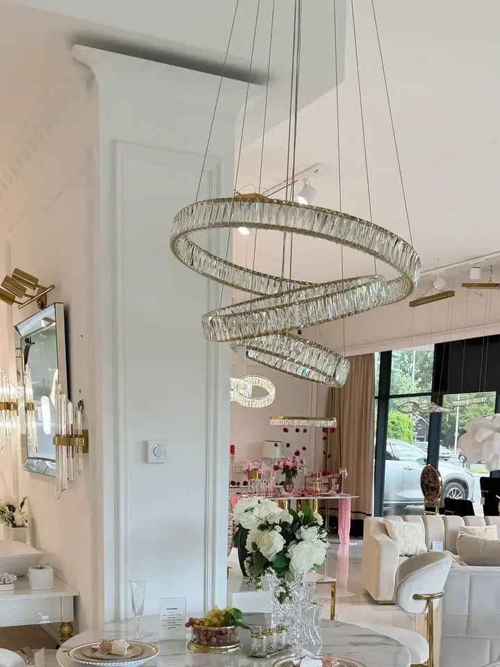 Widok z góry na Żyrandol Kryształowy Złoty Crystal XL Trzypoziomowy. Wyjątkowy styl od Primavera Home.