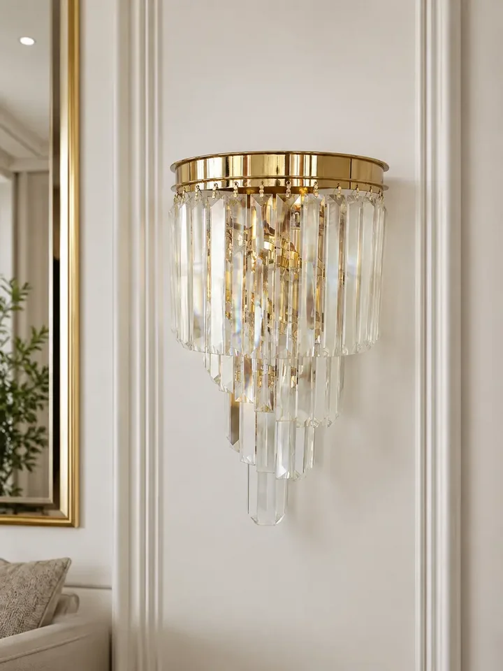 Widok z boku kinkietu, ukazujący jego elegancką linię. Element wystroju od Primavera Home.