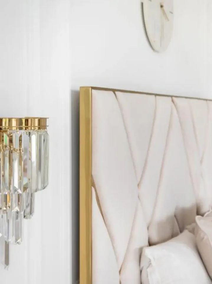 Kinkiet w momencie włączonym, pokazującym jego dystrybucję światła. Design od Primavera Home.