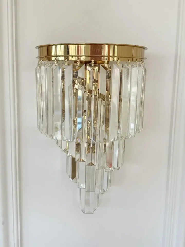 Kinkiet Kryształowy Złoty Glamour DIAMOND w ujęciu z przodu. Oświetlenie na zamówienie od Primavera Home.
