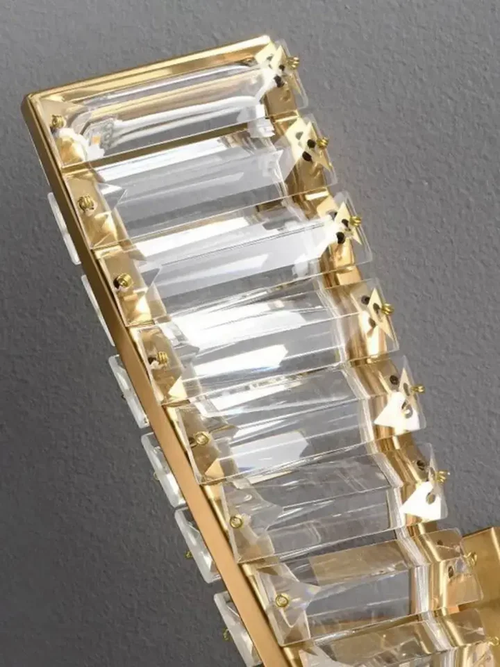 Kinkiet Kryształowy Złoty Podłużny Crystal w szerokiej perspektywie, ukazujący jego elegancję w całej okazałości. Aranżacja nowoczesnego wnętrza od Primavera Home.