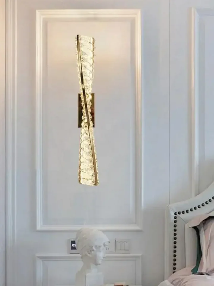 Kinkiet Kryształowy Złoty Podłużny Crystal w zestawie z lampą sufitową, tworząc spójną aranżację. Meble na zamówienie od Primavera Home.