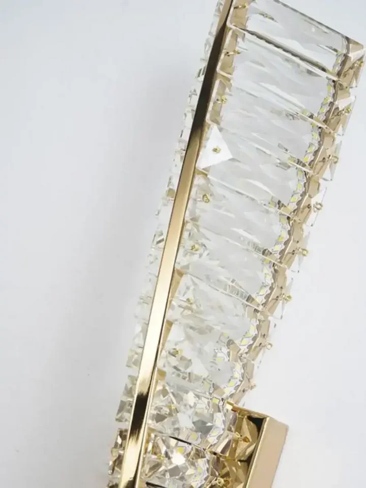Widok Kinkietu Kryształowego Złotego Podłużnego Crystal od dołu, eksponujący jego wyrafinowany design. Ekspozycja w salonie od Primavera Home.