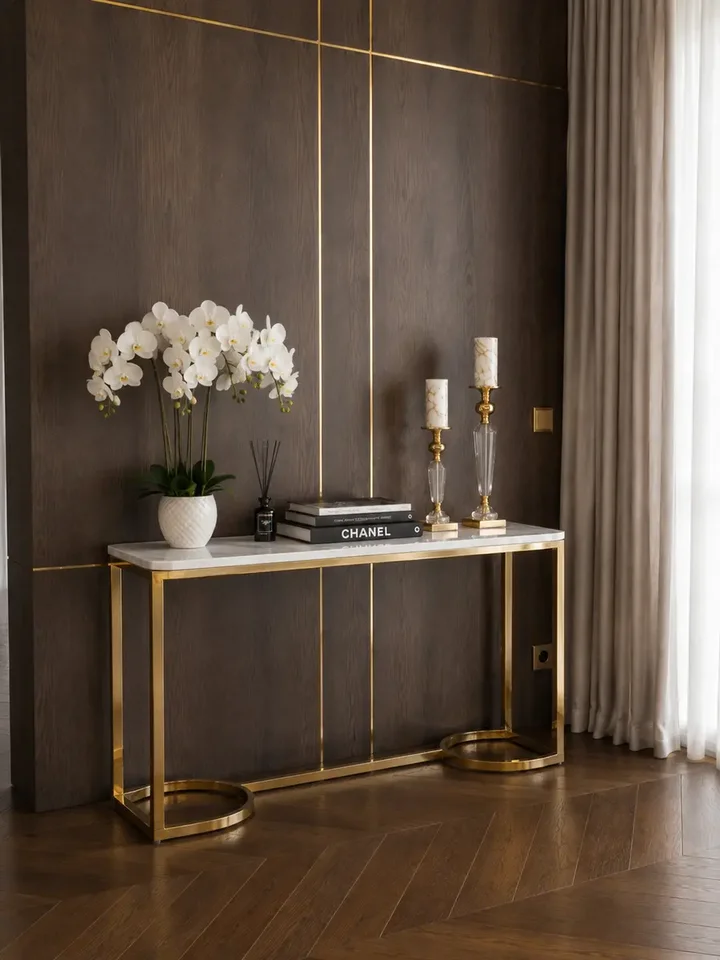 Konsola glamour, nowoczesna, złota biała marmur LOLA w ekspozycji w showroomie. Meble na zamówienie z Primavera Home.