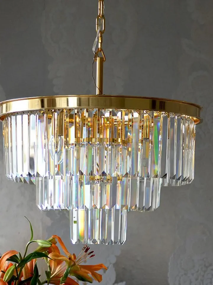 Plafon Kryształowy GLAMOUR Złoty Ø50cm wywołujący efekt kumulacji światła w pomieszczeniu. Aranżacja nowoczesnego wnętrza od Primavera Home.