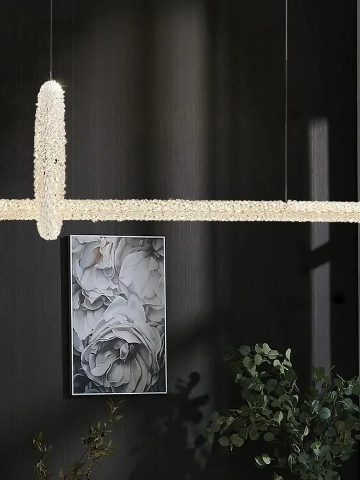 Lampa Kryształowa Podłużna LED Nad Stół w nieformalnym ujęciu, idealna do każdego stylowego wnętrza. Meble na zamówienie od Primavera Home.