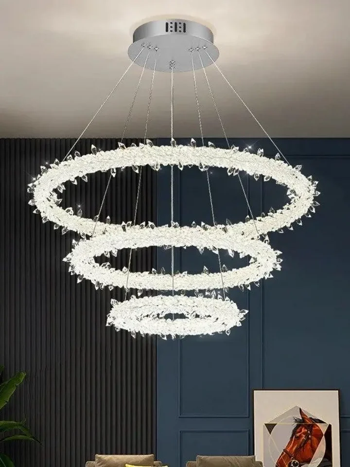 Żyrandol ICE XL Srebrny w jasnym wnętrzu. Stylowe meble na zamówienie od Primavera Home.