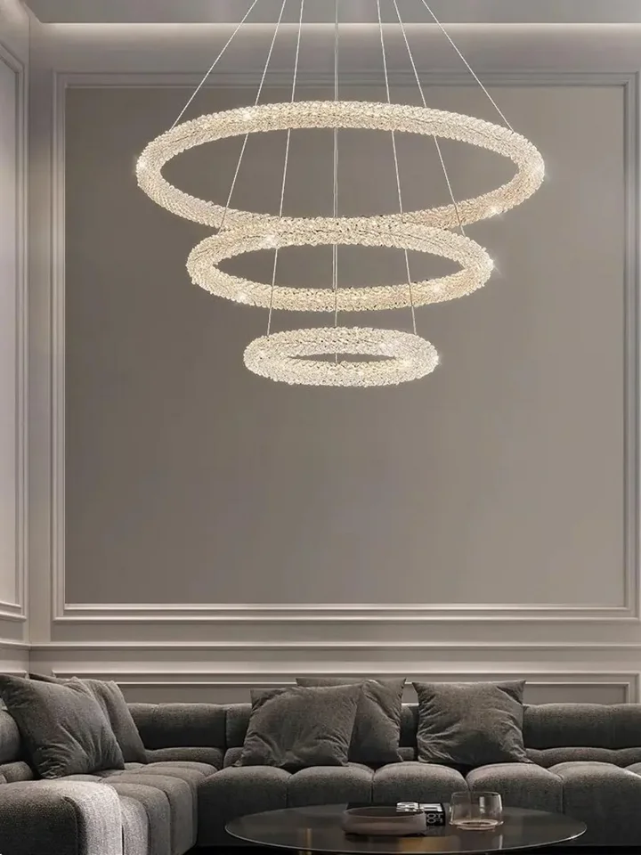 Widok Żyrandola ICE XL Srebrny od dołu. Ekskluzywna ekspozycja w salonie od Primavera Home.