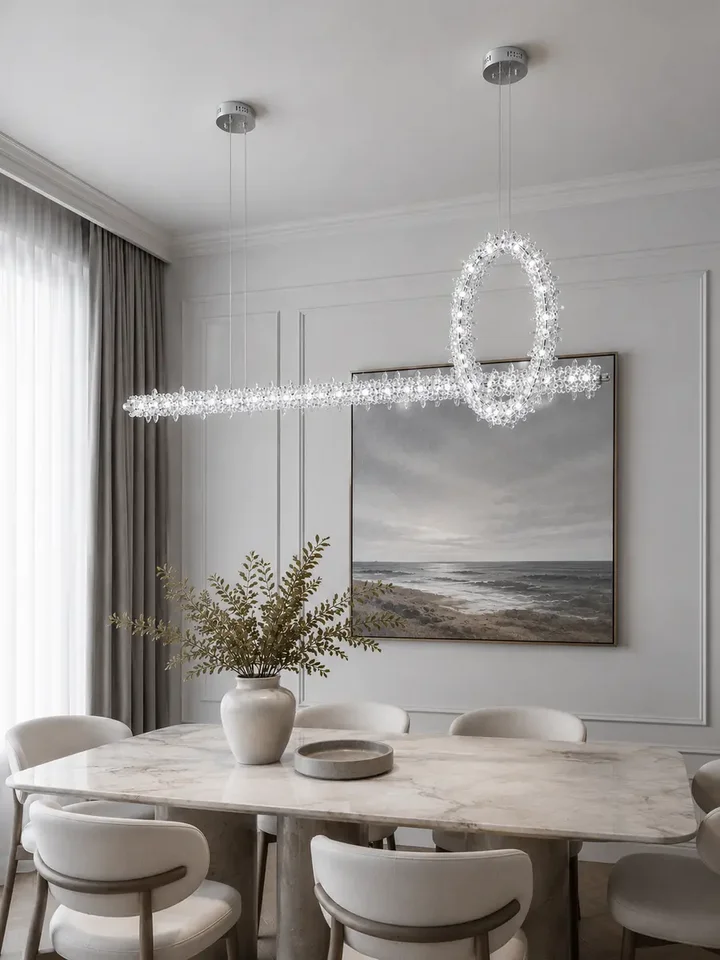 Czysty widok całego zestawu, w tym Lampy Kryształowej Podłużnej LED Nad Stół w eleganckim wnętrzu. Aranżacja nowoczesnego wnętrza od Primavera Home.