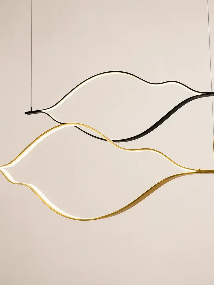 Nowoczesny Żyrandol Wave Czarny – Designerska Lampa Fala LED w nocnej aranżacji wnętrza, oferowana przez Primavera Home.