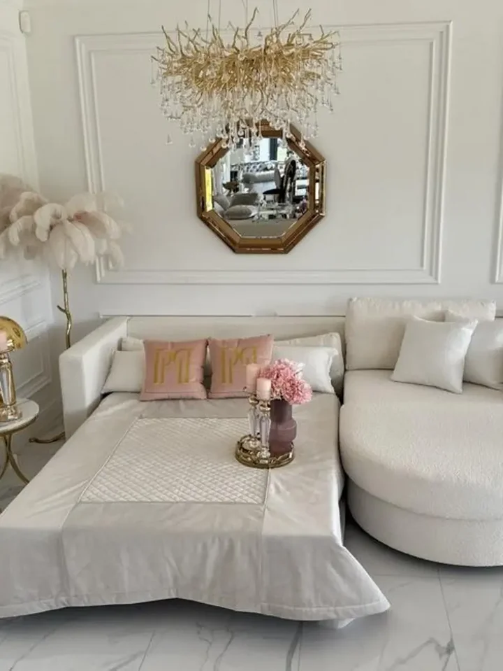 Aksamitny narożnik glamour półokrągły PARIS z ozdobnymi poduszkami w aranżacji. Aranżacja nowoczesnego wnętrza od Primavera Home.